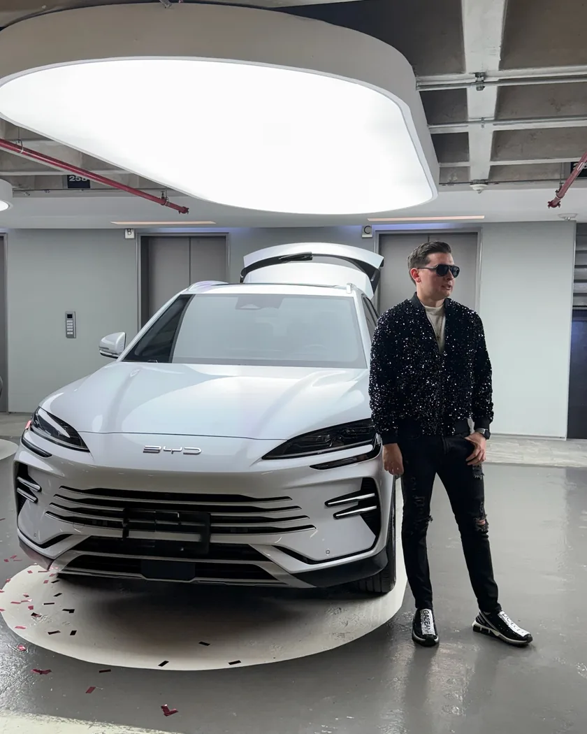 Carlos con su camioneta
