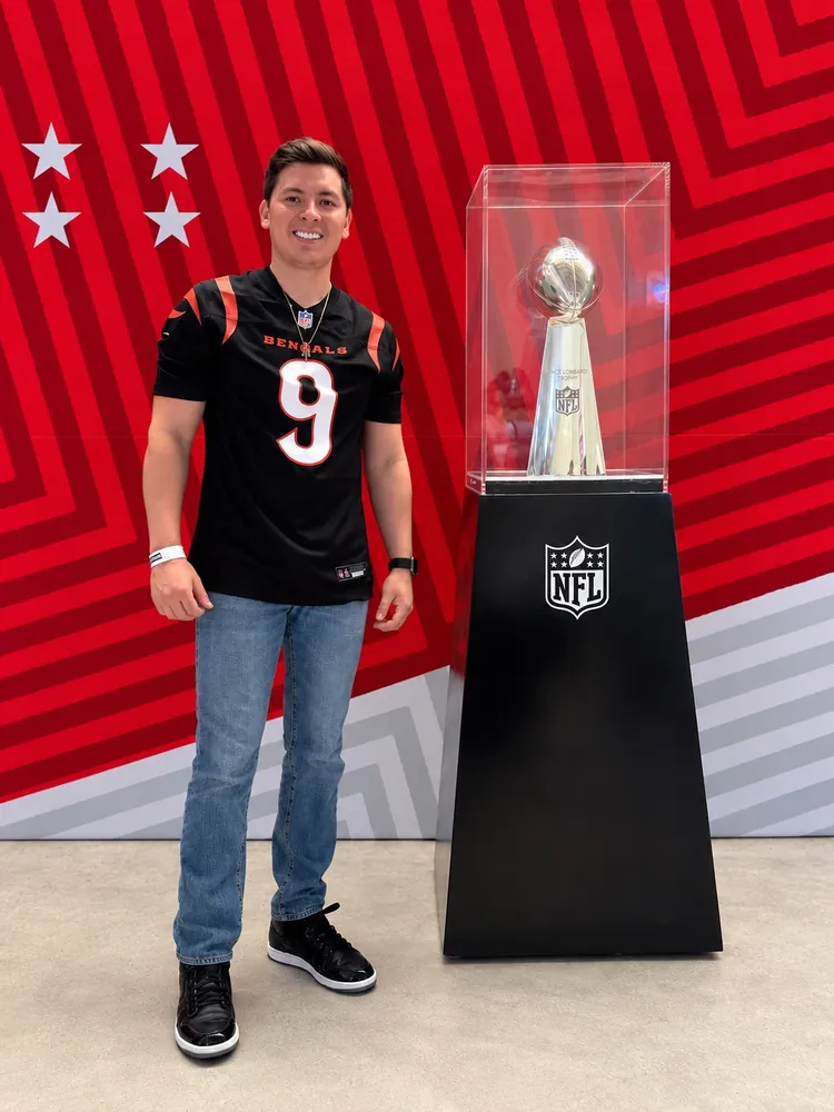 Carlos junto al trofeo Vince Lombardi